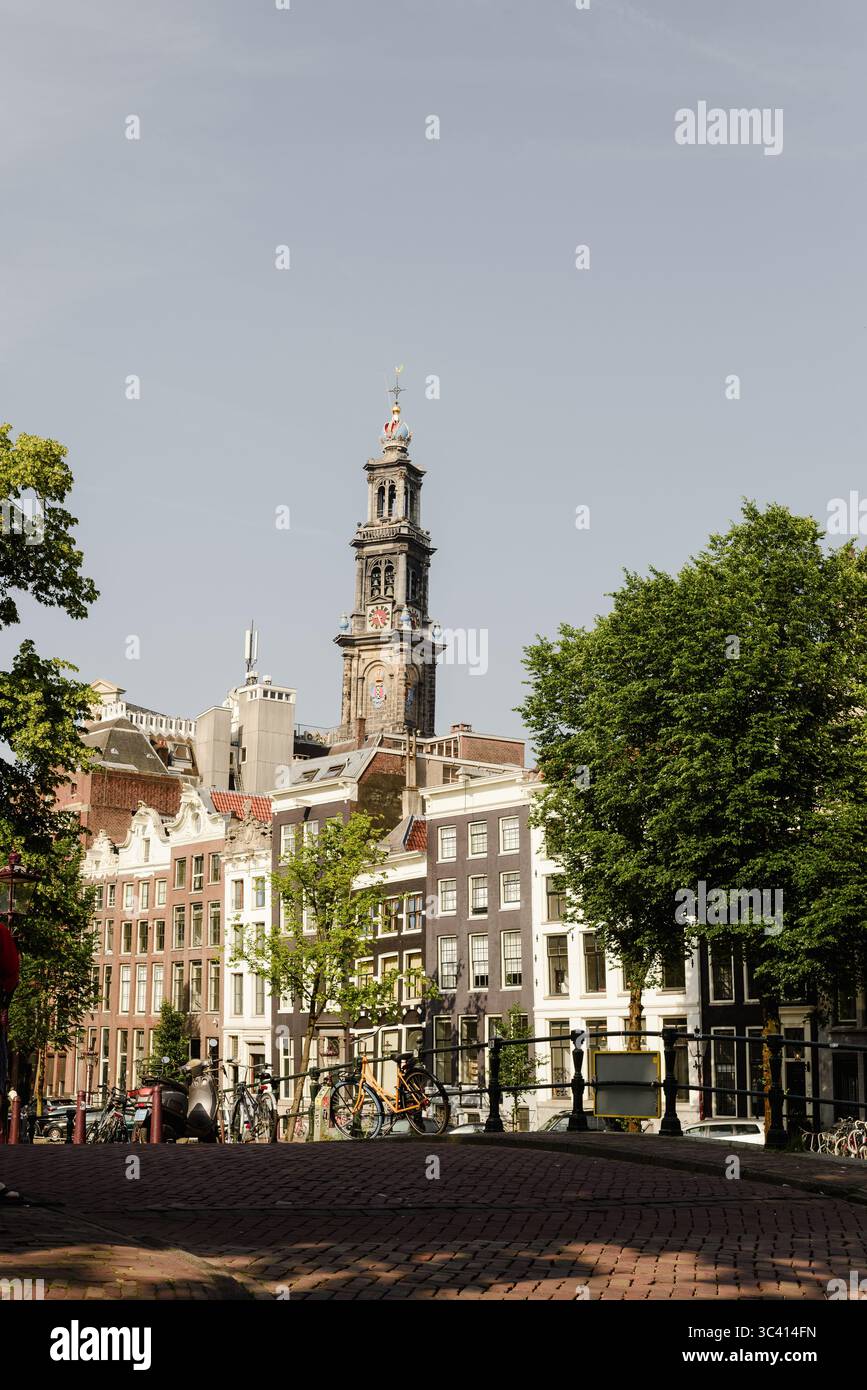 Westerkerk Tower et canal Houses Banque D'Images
