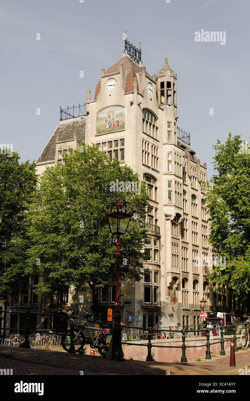 Tour historique et lampadaire sur un pont à Amsterdam Banque D'Images