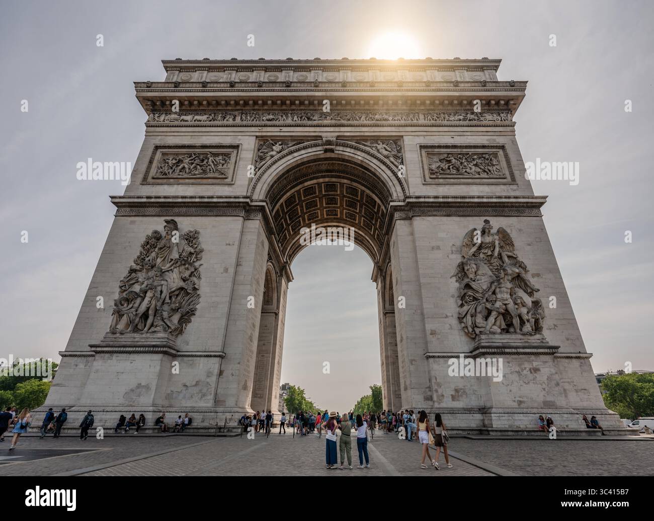 Vue de la façade de l'Arc de Triomphe à Paris. Banque D'Images