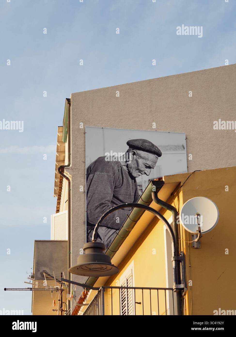 Portrait du vieux pêcheur sur la façade du bâtiment – Golfo Aranci, Sardaigne Banque D'Images