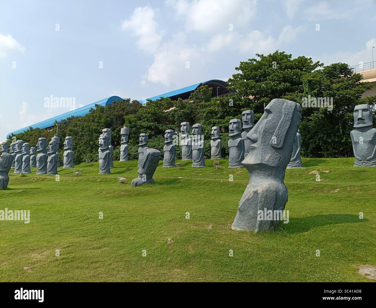 Réplique de statues Moai sur une pelouse verte sous un ciel ensoleillé, inspirée par les figures de l'île de Pâques. Capturé à Eco Park, Kolkata, Inde, juillet 2025. Banque D'Images