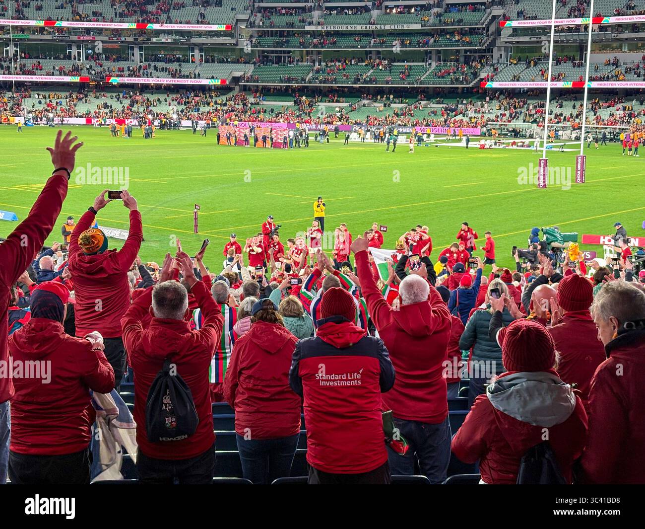 Les supporters britanniques et irlandais des Lions de rugby au Melbourne Cricket Ground applaudissent les joueurs des Lions lors du deuxième test et de la série remportent le tour d'honneur Banque D'Images