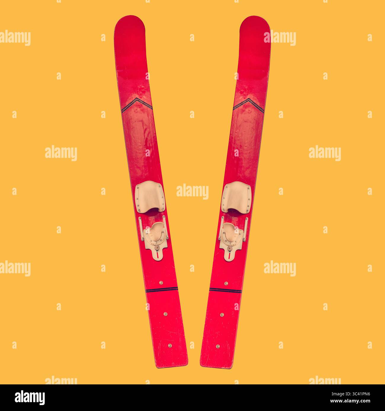 Deux skis nautiques vintage patinés sur fond jaune Banque D'Images