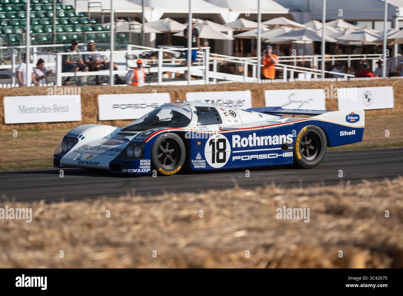 Prototype de voiture de course sportive Porsche 962C conduisant sur la piste de montée de colline au Goodwood Festival of Speed 2025 Motorsport & Motoring Event Banque D'Images