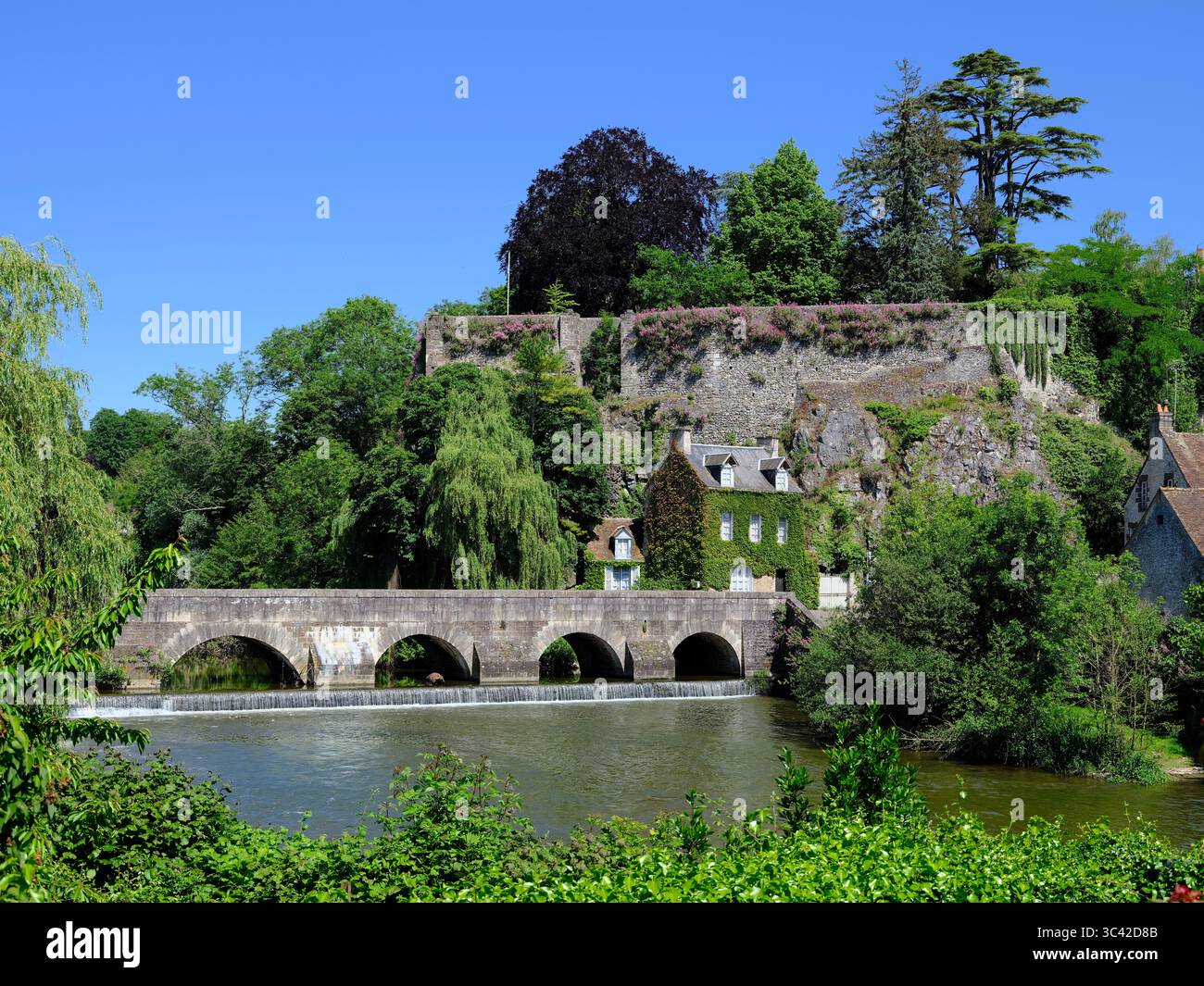 Vieux pont et cascade à Fresnay, commune du département de la Sarthe dans la région des pays de la Loire dans le nord-ouest de la France Banque D'Images