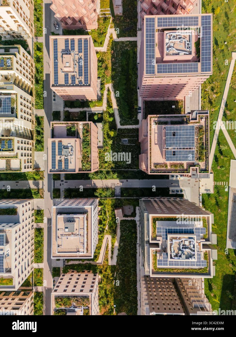 Vue aérienne des bâtiments modernes entrecoupés d'espaces verts et de panneaux solaires créent un mélange harmonieux de design urbain et durable, Saint-Ouen-sur-Seine, Île-de-France, France. Banque D'Images