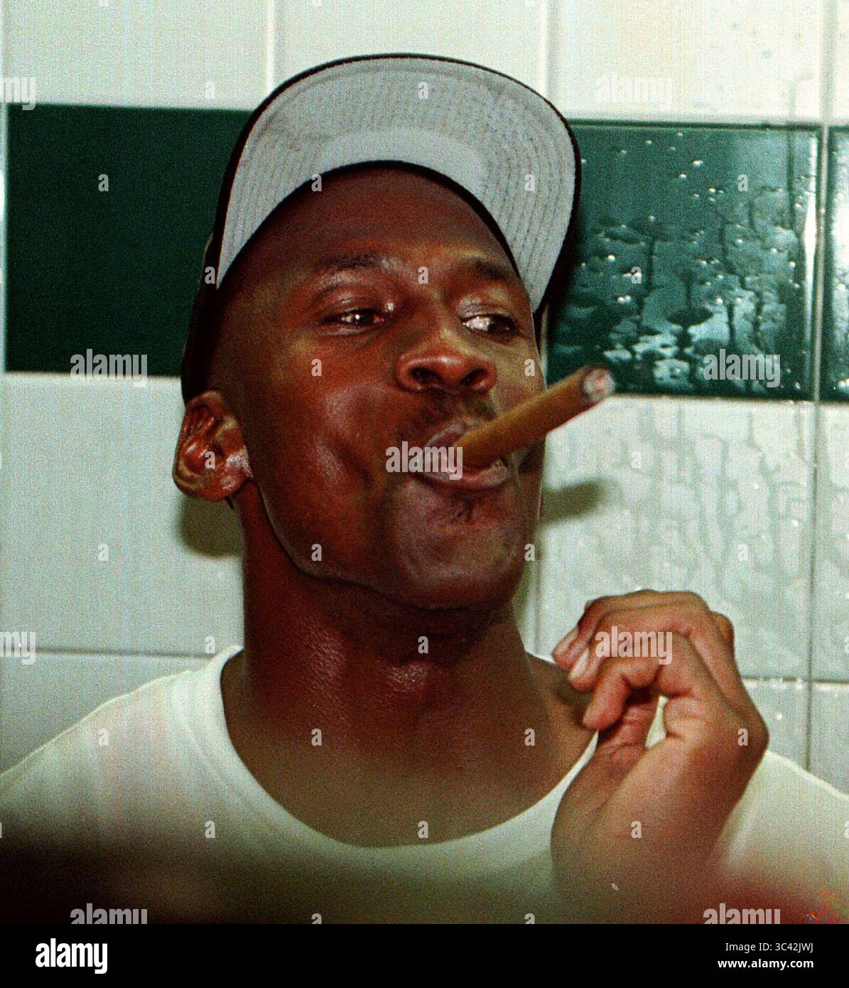 6 mai 2021 : Michael Jordan savoure un cigare après la victoire 87-86 de l'équipe sur le Jazz de l'Utah lors du 6e match de la finale de la NBA le 14 juin 1998. Jordan a terminé avec 45 points pour mener les Bulls à leur sixième championnat en huit ans. (Crédit image : © TNS via ZUMA Wire) Banque D'Images