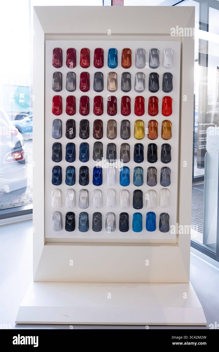 Échantillons de couleur de peinture de voiture avec des textures mates et brillantes pour plusieurs modèles, palette de salle d'exposition, finitions brillantes, affichage intérieur haut de gamme, mode mini voiture Banque D'Images