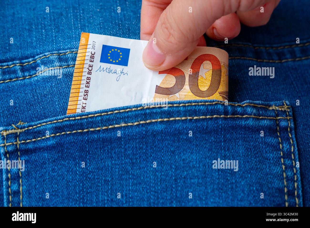 Voleur de main tirant des billets en euros, argent liquide dans la poche, scène de pickpocket, pickpocket volant portefeuille, danger pendant les vacances, problème de sécurité, Banque D'Images