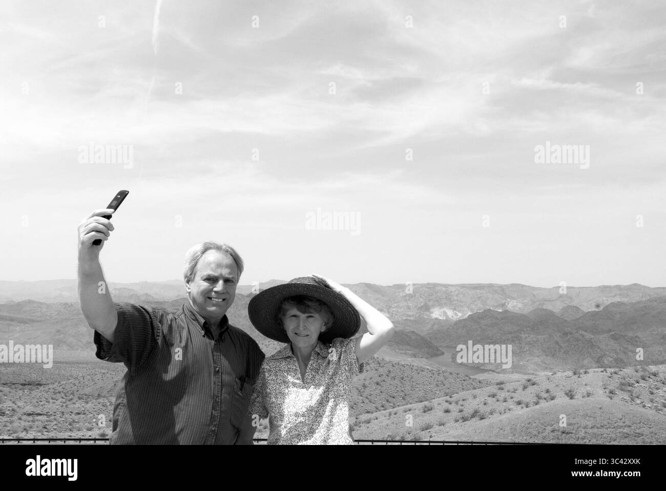 Couple caucasien posant à un point de vue près du lac Mead, Boulder City, Nevada. ÉTATS-UNIS.. Banque D'Images