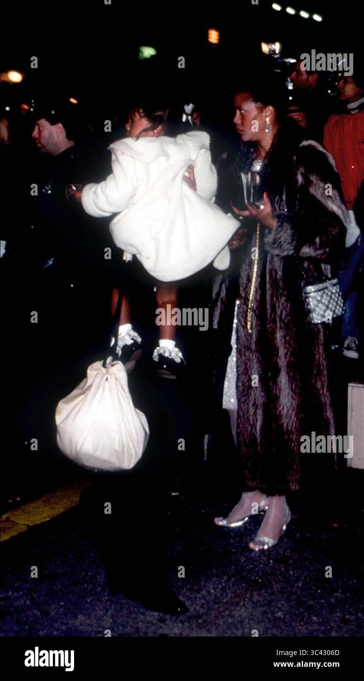 Janvier 01, 1995 - Los Angeles, Californie, États-Unis - 2e PRIX INTERNATIONAUX DE RÉALISATION.WHITNEY HOUSTON & dtr. WALTER WEISSMAN/ 1995 (crédit image : © Walter Weissman/ZUMA Wire) Banque D'Images