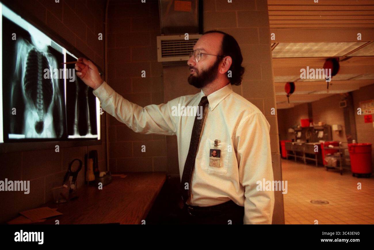 19 mai 2021 : Fowler, photographié en janvier 1997 en tant qu'assistant du médecin examinateur au Bureau du médecin examinateur en chef, est venu à Baltimore en 1991 pour une résidence au Centre médical de l'Université du Maryland. (Crédit image : © TNS via ZUMA Wire) Banque D'Images