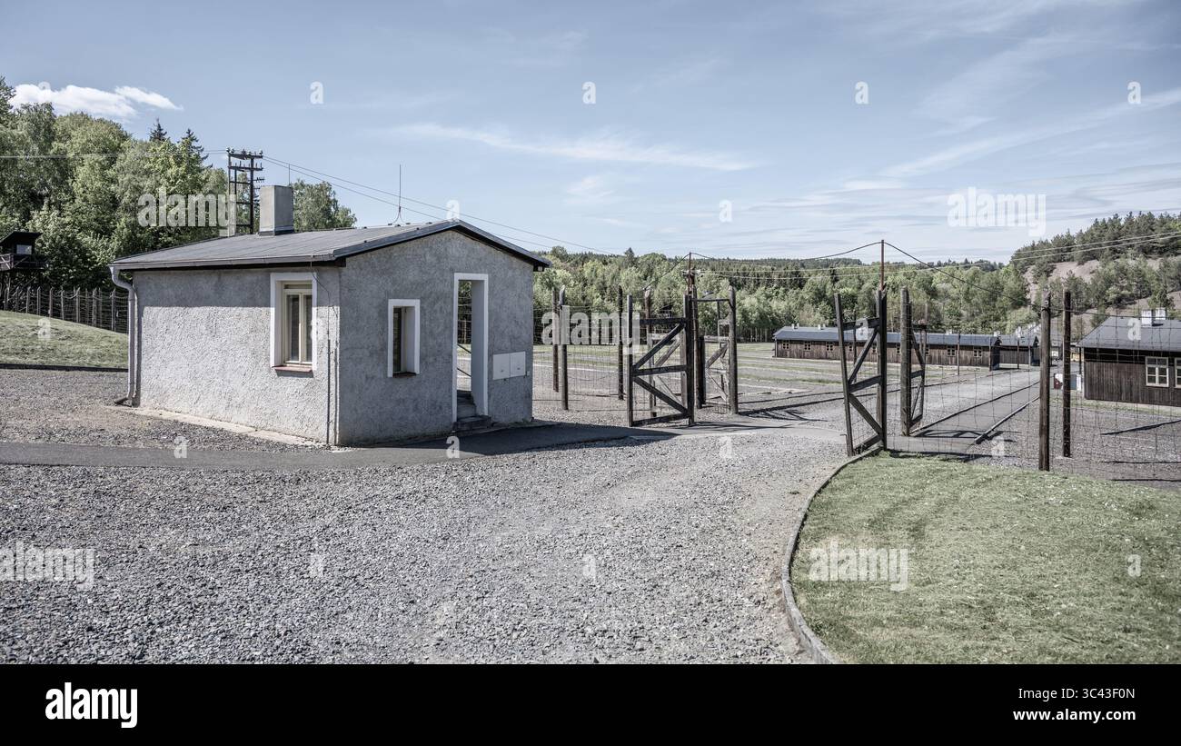 Le mémorial situé dans l'ancien complexe pénitentiaire de Lesetice sert de hommage aux victimes du communisme, mettant en valeur un environnement sombre au milieu des structures historiques et de la nature. Banque D'Images