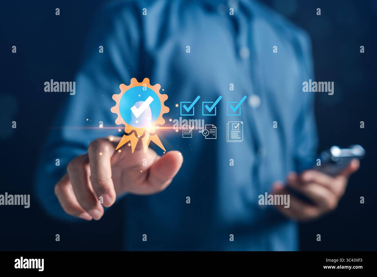 Certification commerciale et liste de contrôle d'assurance qualité. Homme sélectionnant l'approbation vérifiée avec Banque D'Images