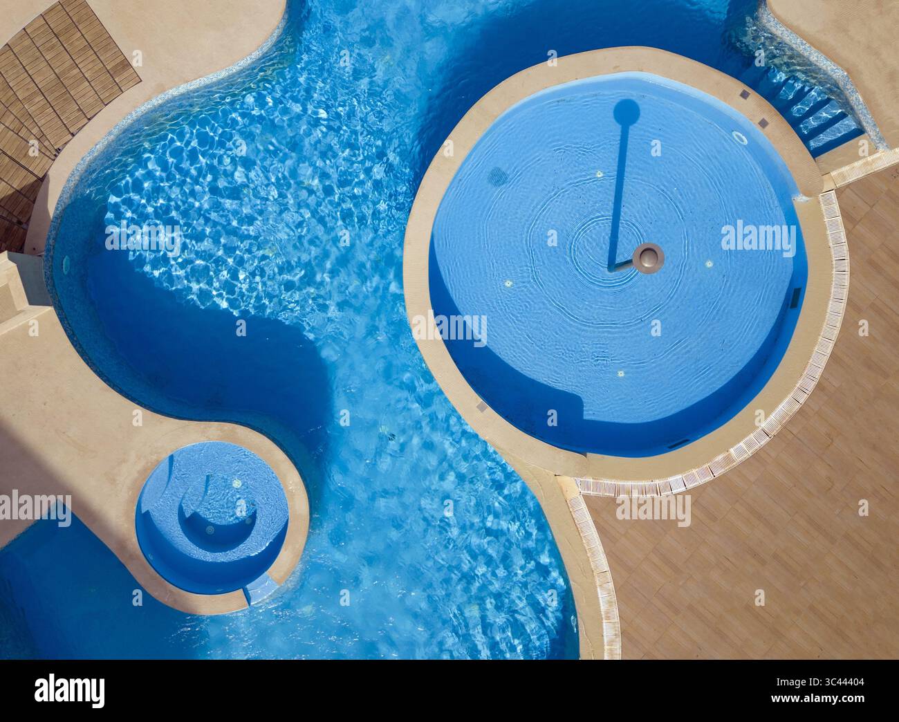 Vue aérienne des eaux turquoises tourbillonnant dans des piscines curvilignes bordées de tuiles cuites au soleil, une oasis fraîche sous un ciel chaud, Split, comté de Split-Dalmatie, Croatie. Banque D'Images