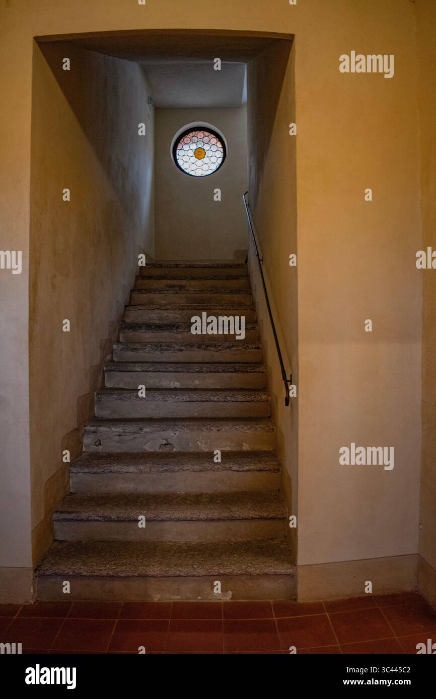 Italie : escaliers au Musée Certosa di Pavia, qui conserve et expose toutes les œuvres d'art de la Certosa di Pavia, complexe monastère de Lombardie Banque D'Images