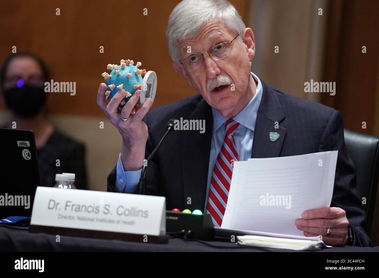 26 mai 2021, Washington, District de Columbia, États-Unis : le directeur du NIH, le P. Francis Collins, présente un modèle du coronavirus alors qu’il témoigne devant un sous-comité des crédits du Sénat examinant les prévisions budgétaires pour le National Institute of Health (NIH) et l’état de la recherche médicale sur Capitol Hill à Washington, DC le mercredi 26 mai 2021 (image de crédit : © Sarah Silbiger - Pool via CNP/CNP via ZUMA Wire) Banque D'Images