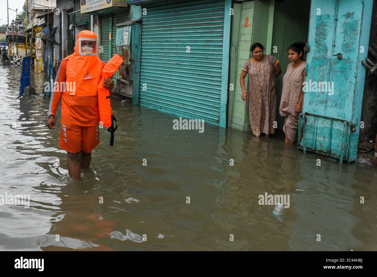 26 mai 2021, Kolkata, Bengale occidental, Inde : des officiers du groupe de gestion des catastrophes patrouillent une rue inondée causée par la marée haute sur le fleuve Gange couplée au cyclone Yaas , à Kolkata. Le cyclone Yaas a touché terre en fin d'après-midi mercredi sur la côte est de l'Inde , causant des dommages massifs dans les zones côtières et du fleuve gangétique de l'Odisha et du Bengale, selon un reportage des médias indiens (crédit image : © Debarchan Chatterjee/ZUMA Wire) Banque D'Images