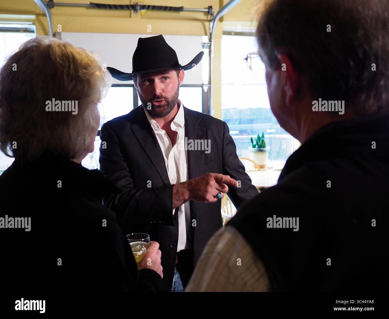 28 MAI 2021, SIOUX CITY, IOWA, ÉTATS-UNIS : DAVE MUHLBAUER, un challenger démocrate pour le siège du Sénat américain de l'Iowa maintenant occupé par Charles Grassley (R-IA) s'entretient avec des gens à la Jackson Street Brewery dans le centre-ville de Sioux City, Iowa vendredi soir, 28 mai 2021. Muhlbauer fait des incursions à travers l'État de l'Iowa pour évaluer son potentiel de course. (Crédit image : © Jerry Mennenga/ZUMA Wire) Banque D'Images