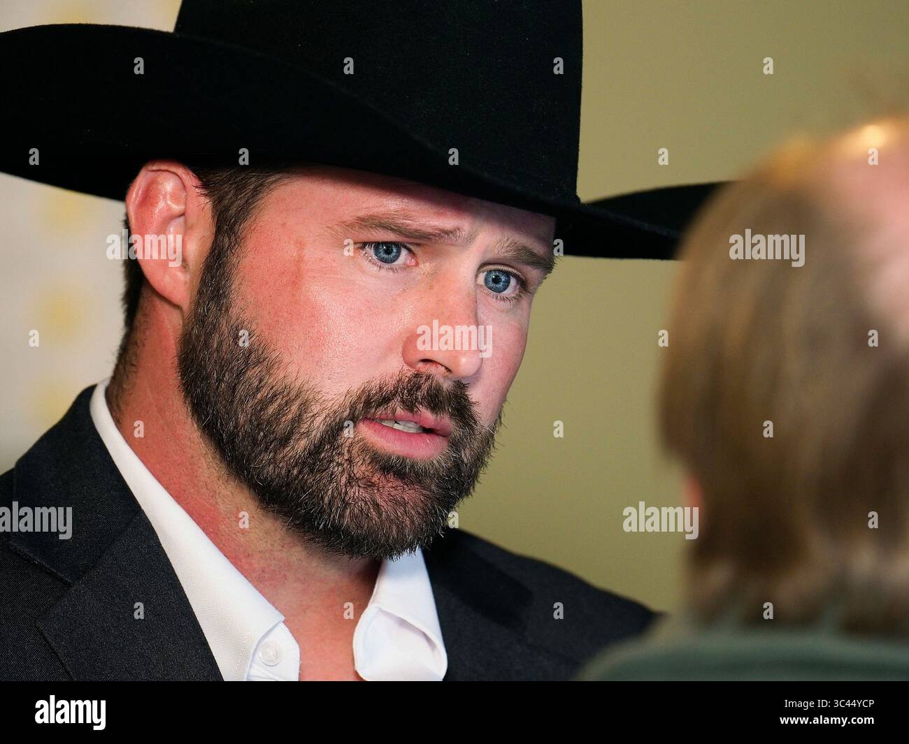 28 MAI 2021, SIOUX CITY, IOWA, ÉTATS-UNIS : DAVE MUHLBAUER, un challenger démocrate pour le siège du Sénat américain de l'Iowa maintenant occupé par Charles Grassley (R-IA) s'entretient avec des gens à la Jackson Street Brewery dans le centre-ville de Sioux City, Iowa vendredi soir, 28 mai 2021. Muhlbauer fait des incursions à travers l'État de l'Iowa pour évaluer son potentiel de course. (Crédit image : © Jerry Mennenga/ZUMA Wire) Banque D'Images