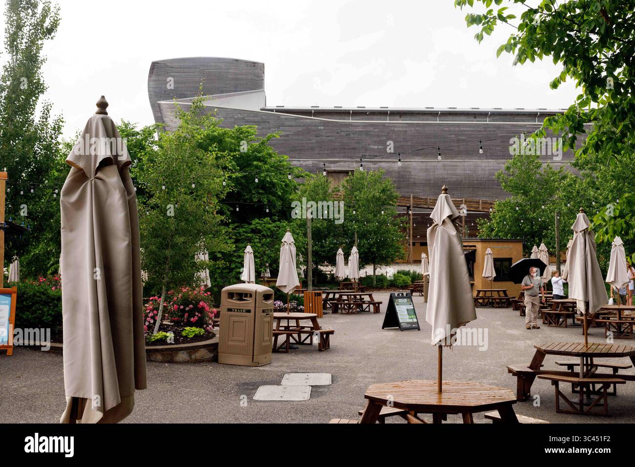 26 mai 2021, Williamstown, Kentucky, États-Unis : L'homme se tient debout avec un parapluie dans une section de manger du parc Ark Encounter..Kenneth Ham's Ark Encounter est un parc à thème avec une grande arche imitant celle décrite dans l'histoire biblique de Noé. Les personnes visitant le parc à thème peuvent participer à un certain nombre d'activités différentes comme la marche à travers les nombreuses expositions informatives de l'arche, une promenade dans le zoo et différentes attractions. (Crédit image : © Stephen Zenner/SOPA images via ZUMA Wire) Banque D'Images
