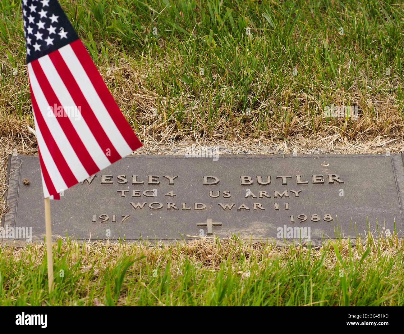 28 mai 2021, SIOUX CITY, IOWA, États-Unis : au cours de la semaine, les forces de l'ordre locales et les membres de la Garde nationale aérienne de l'Iowa et de la Garde nationale de l'armée ont mis de petits drapeaux américains sur les tombes des vétérans au cimetière Memorial Park à Sioux City, Iowa vu samedi 29 mai 2021. (Crédit image : © Jerry Mennenga/ZUMA Wire) Banque D'Images