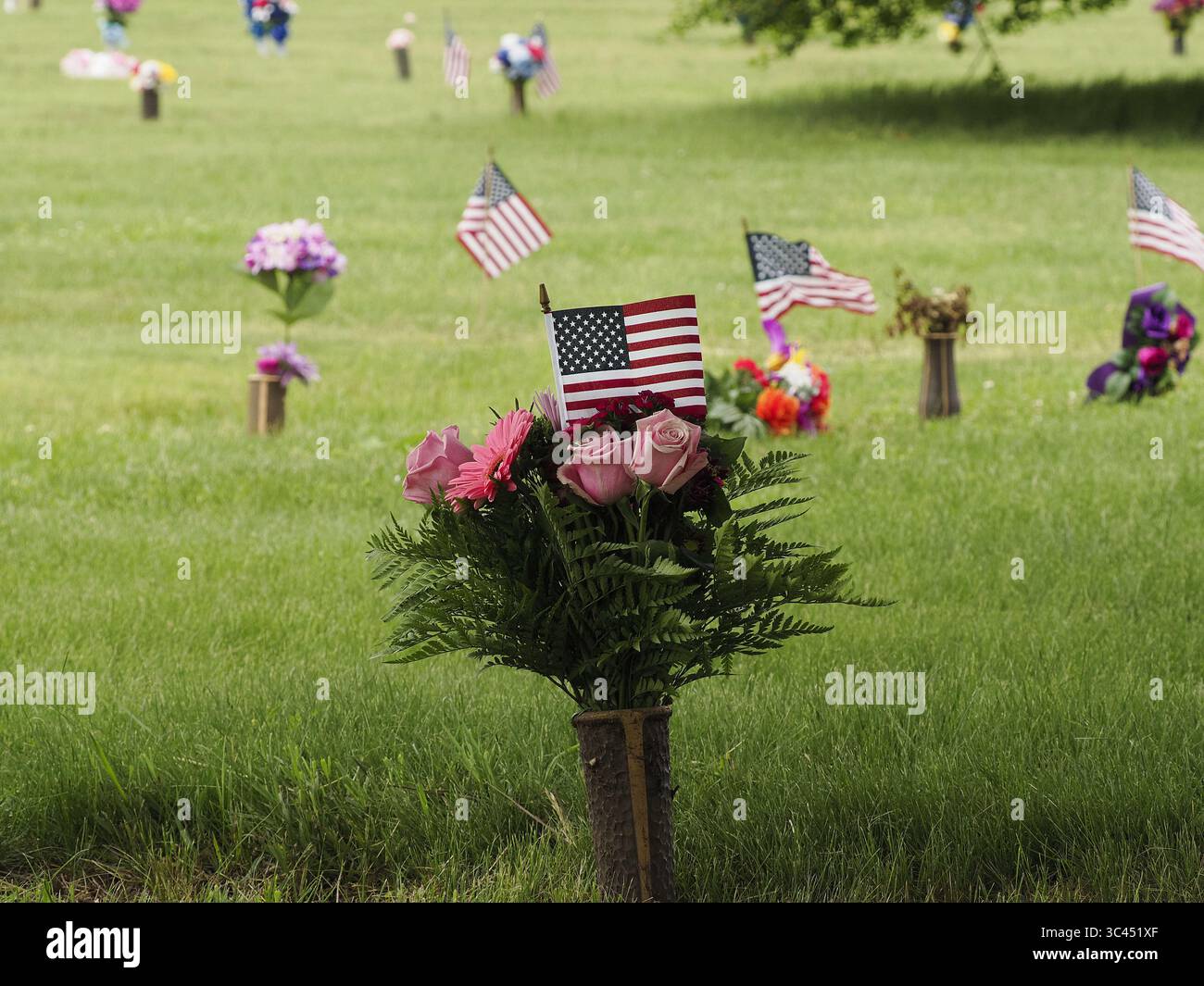 28 mai 2021, SIOUX CITY, IOWA, États-Unis : au cours de la semaine des forces de l'ordre locales et des membres de la Garde nationale aérienne de l'Iowa et de la Garde nationale de l'armée ont mis de petits drapeaux américains sur les tombes des vétérans au cimetière Memorial Park à Sioux City, Iowa vu samedi 29 mai 2021, tandis que des familles ont placé des fleurs sur les tombes de leurs proches. (Crédit image : © Jerry Mennenga/ZUMA Wire) Banque D'Images