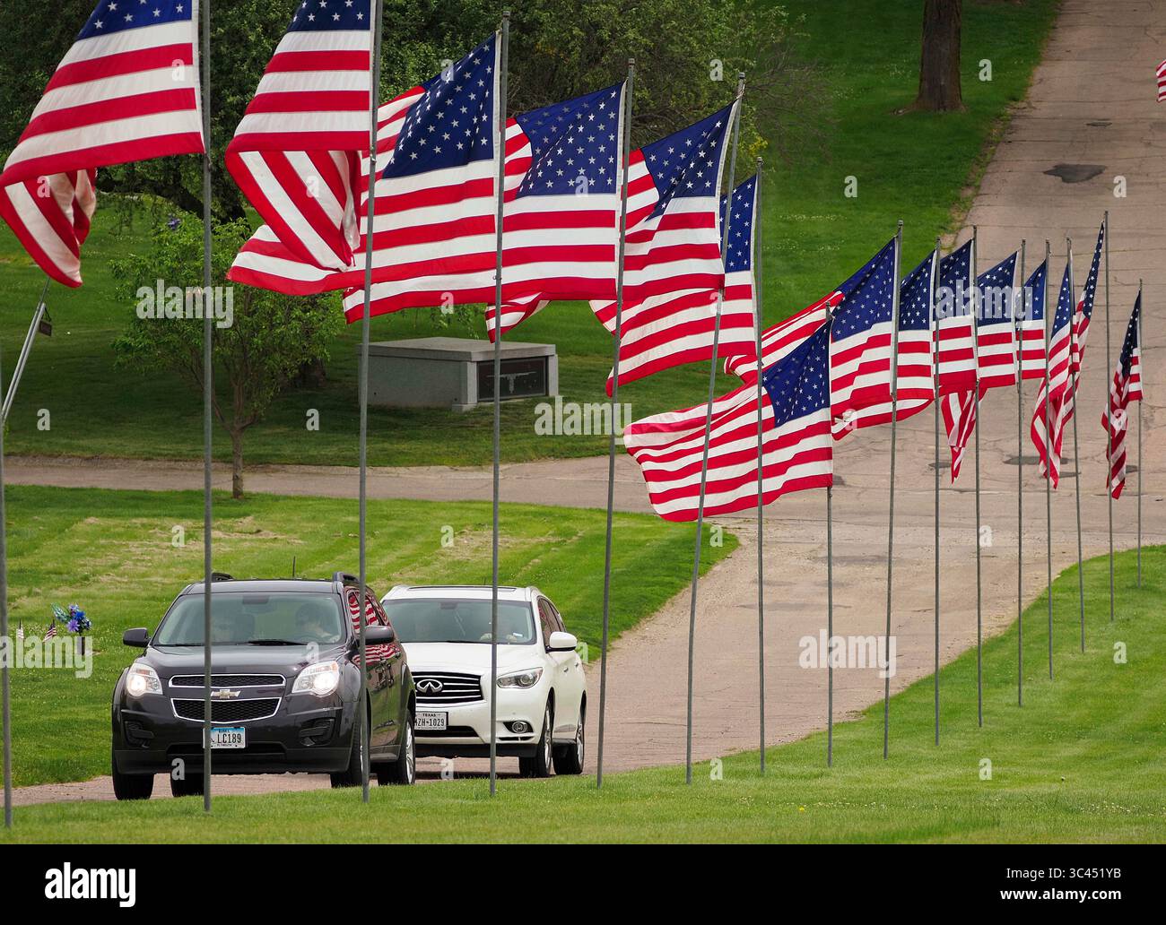 28 mai 2021, SIOUX CITY, IOWA, États-Unis : les drapeaux flottent au cimetière Memorial Park à Sioux City, Iowa samedi 29 mai 2021. Au cours de la semaine, les forces de l'ordre locales et les membres de la Garde nationale de l'air de l'Iowa et de la Garde nationale de l'armée ont mis de petits drapeaux américains sur les tombes des anciens combattants pour la célébration du Memorial Day. (Crédit image : © Jerry Mennenga/ZUMA Wire) Banque D'Images