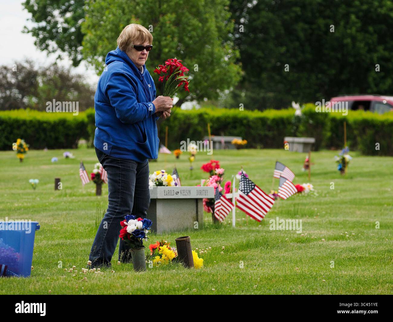28 mai 2021, SIOUX CITY, IOWA, USA : CAROL WASHBURN de des Moines fait une pause pour se souvenir alors qu'elle met des fleurs en souvenir des membres de sa famille au cimetière Memorial Park à Sioux City, Iowa samedi 29 mai 2021. Washburn a grandi dans une petite communauté du Nebraska juste de l'autre côté de la rivière Missouri de Sioux City. Au cours de la semaine, les forces de l'ordre locales et les membres de la Garde nationale de l'air de l'Iowa et de la Garde nationale de l'armée ont mis de petits drapeaux américains sur les tombes des anciens combattants. (Crédit image : © Jerry Mennenga/ZUMA Wire) Banque D'Images