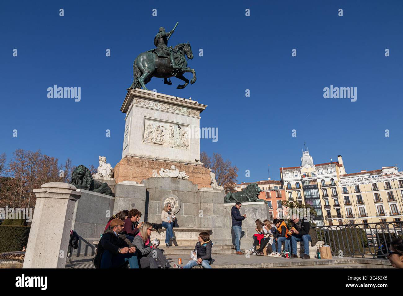 Madrid, Espagne. Monument équestre à Philippe IV sur la Plaza de Oriente, montrant le roi à cheval, piédestal complet, et un groupe de touristes à proximité sur un Banque D'Images