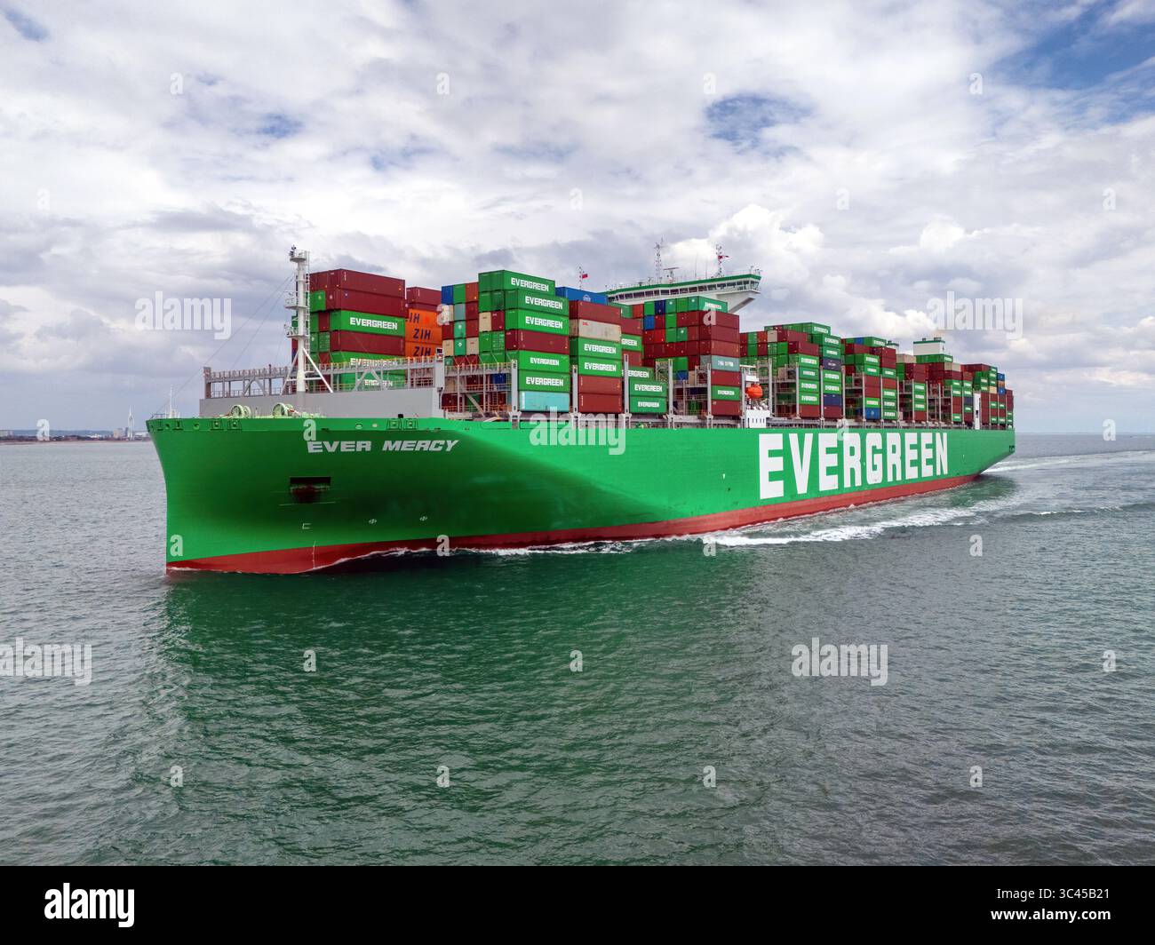 Ever Mercy, un porte-conteneurs exploité par Evergreen. Banque D'Images