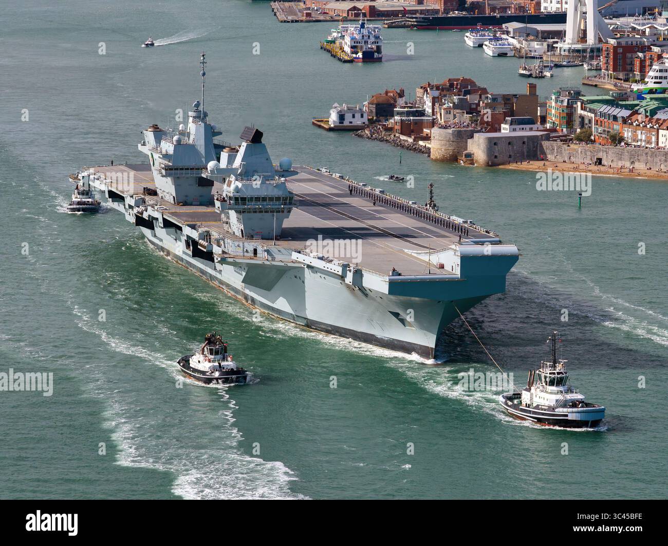 HMS Queen Elizabeth (R08), un porte-avions exploité par la Royal Navy (RN, au départ de Portsmouth. Banque D'Images