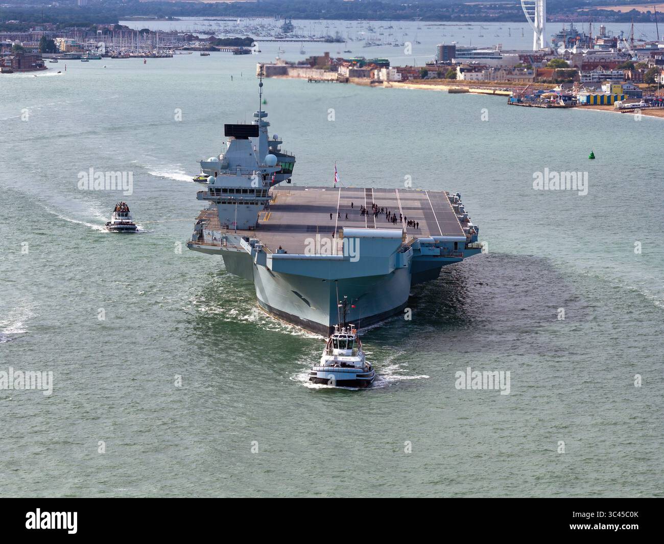 HMS Queen Elizabeth (R08), un porte-avions exploité par la Royal Navy (RN, au départ de Portsmouth. Banque D'Images