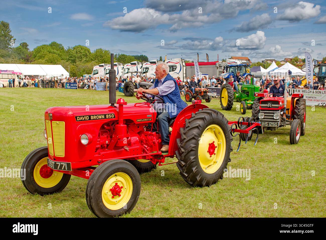 Nairn Agricultural Show Moray Écosse juillet 2025 soleil et un tracteur et chauffeur immaculé David Brown Implematic Banque D'Images