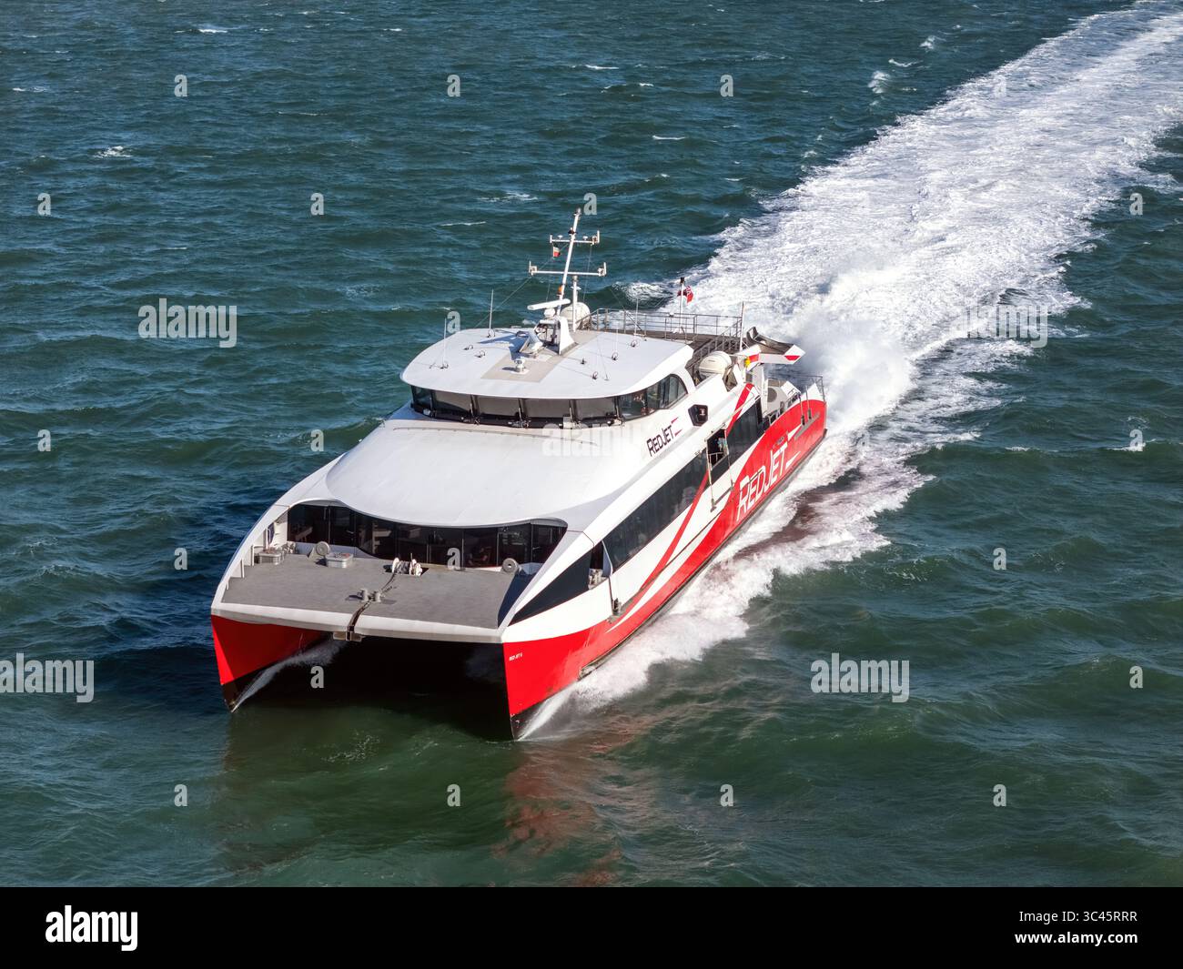 Red Jet 6, un ferry à grande vitesse exploité par Red Funnel entre Southampton et Cowes sur l'île de Wight. Banque D'Images