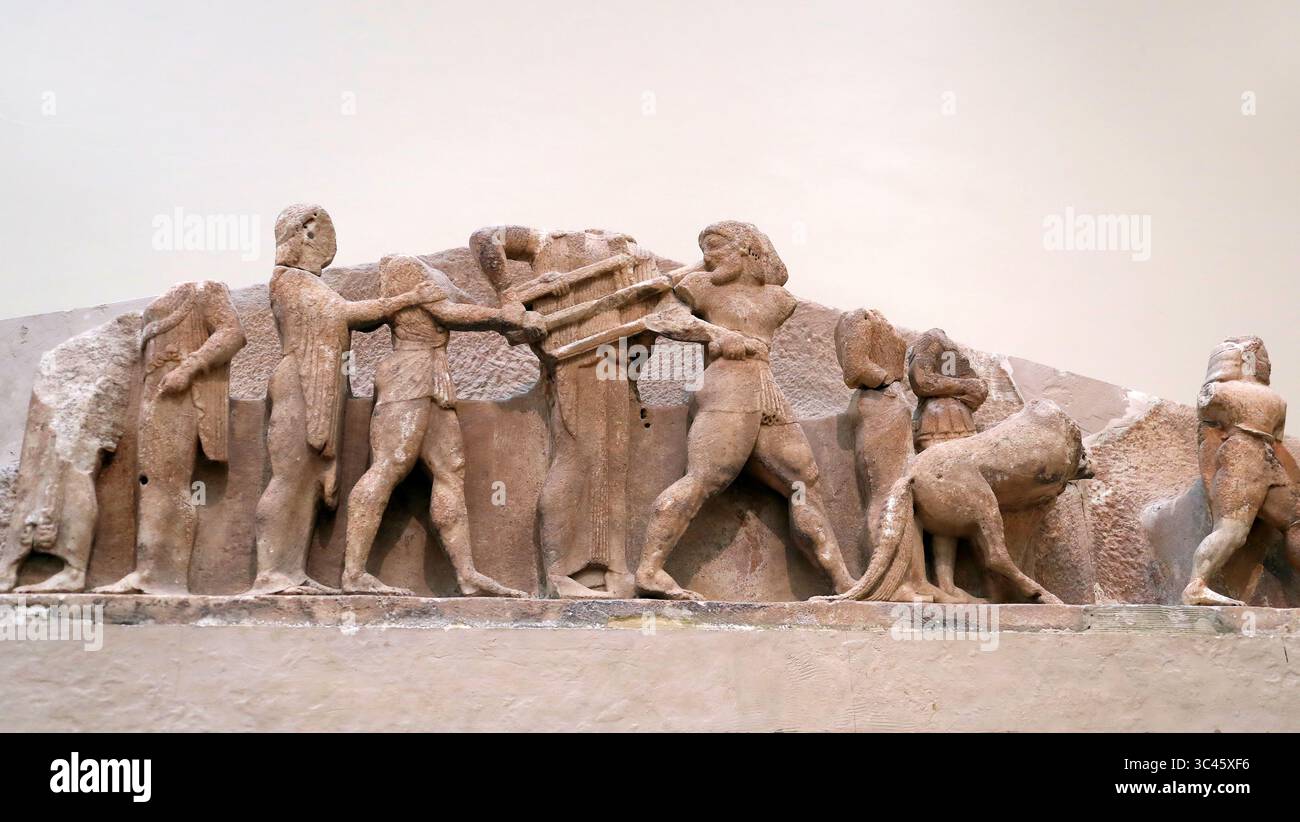 Apollon en lutte avec Héraclès sur trépied, Musée archéologique de Delphes, Grèce, Europe. Une section de la frise orientale du Trésor siphnien. Banque D'Images