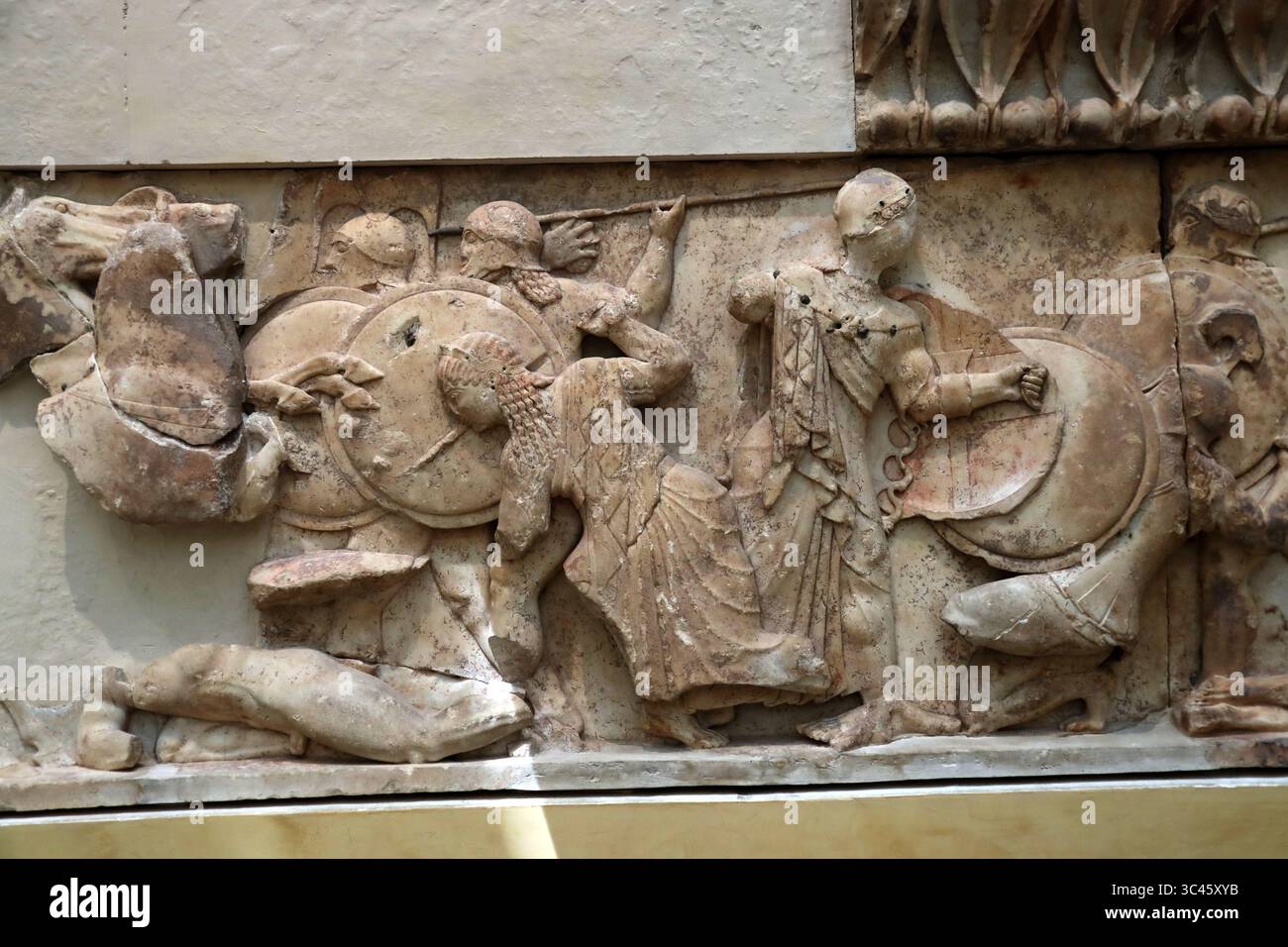 Section de la frise nord du Trésor siphnien à Delphes, c. 525 av. J.-C., Musée archéologique de Delphes, Delphes, Grèce, Europe. Banque D'Images