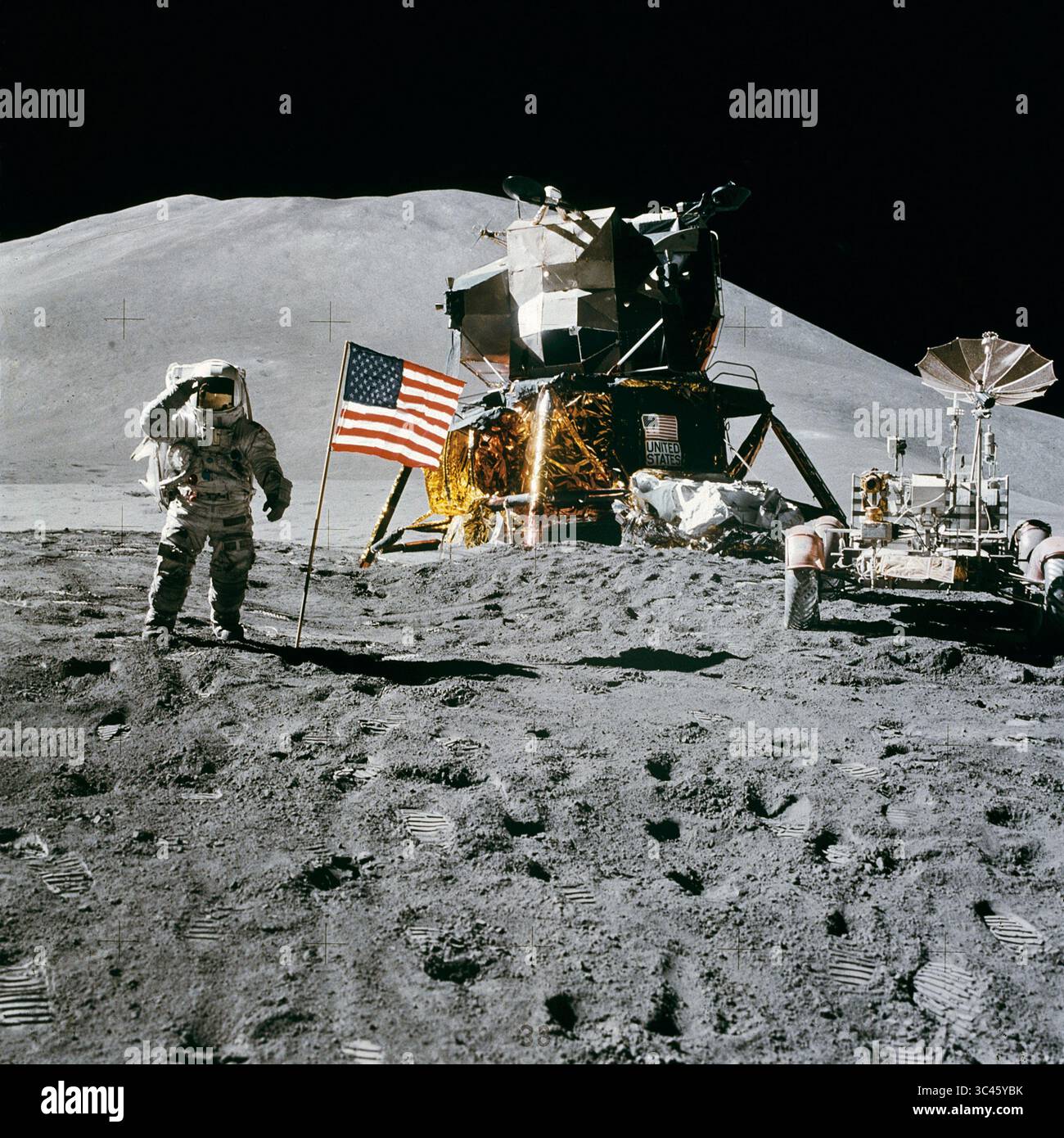 James Irwin, pilote du module lunaire Apollo 15, salue le drapeau américain. L'astronaute James B. Irwin, pilote du module lunaire, fait un salut militaire tout en se tenant debout à côté du drapeau américain déployé pendant l'activité extravéhiculaire lunaire (EVA) Apollo 15 sur le site d'atterrissage de Hadley-Apennine. Le drapeau a été déployé vers la fin de l'EVA-2. Le Falcon du module lunaire (LM) se trouve au centre. Sur la droite se trouve le Lunar Roving Vehicle (LRV). Cette vue semble presque plein sud. Le delta Hadley en arrière-plan s'élève à environ 4 000 mètres (environ 13 124 pieds) au-dessus de la plaine. La base de la montagne est approxi Banque D'Images