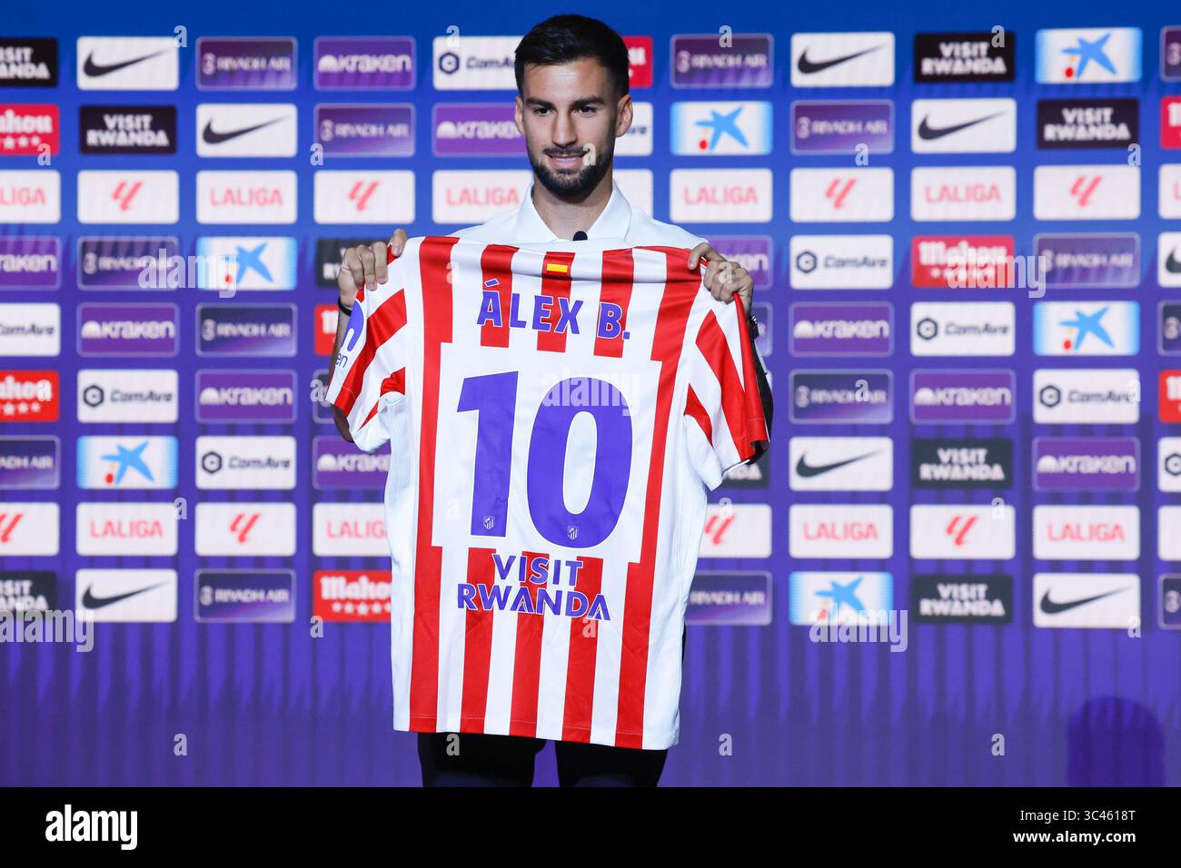 Madrid, Espagne. 28 juillet 2025. Alex Baena pose avec un maillot lors de la présentation officielle d'Alex Baena en tant que nouveau joueur de l'Atletico de Madrid, à Madrid, en Espagne, le 28 juillet 2025. Crédit : Gustavo Valiente/Xinhua/Alamy Live News Banque D'Images