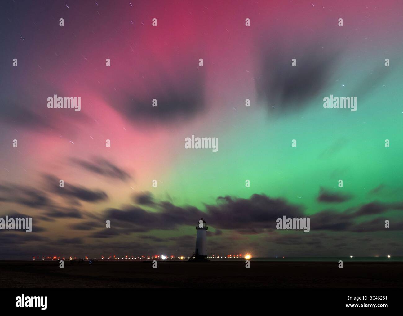 Talacre, Flintshire, pays de Galles, 10 octobre 2024. L'aurore boréale est vue au-dessus de la pointe du phare d'Ayr également connu sous le nom de phare de Talacre à Talacre. (Crédit image : ©Cody Froggatt/Alamy Live News) Banque D'Images