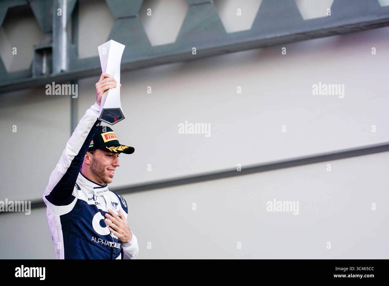 6 juin 2021, Bakou, Azerbaïdjan : PIERRE GASLY, Français, et Scuderia AlphaTauri sont vus sur le podium après avoir terminé troisièmes du Grand Prix FIA de formule 1 Azerbaïdjan 2021 sur le circuit de Bakou, en Azerbaïdjan. (Crédit image : © James Gasperotti/ZUMA Wire) Banque D'Images