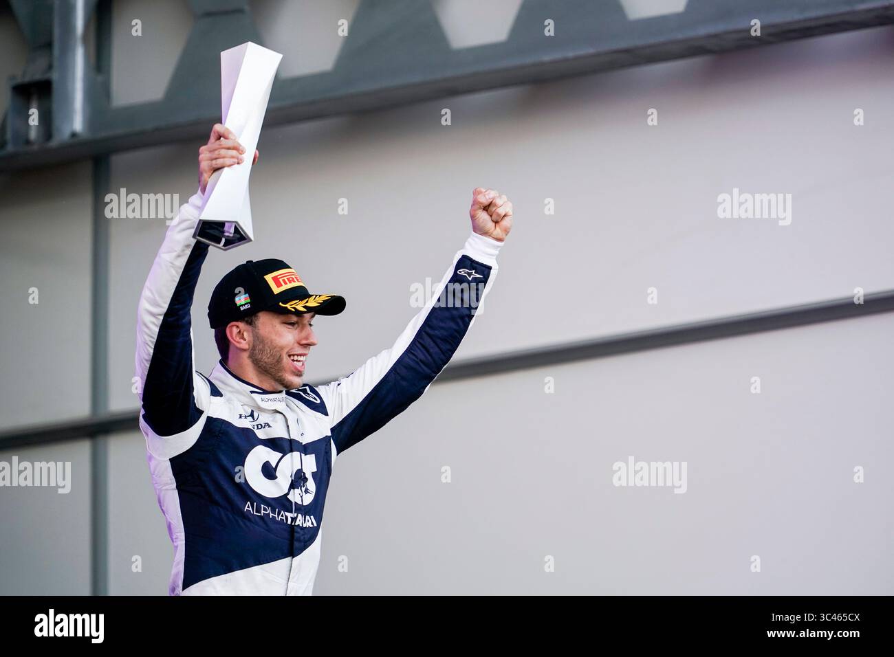 6 juin 2021, Bakou, Azerbaïdjan : PIERRE GASLY, Français, et Scuderia AlphaTauri sont vus sur le podium après avoir terminé troisièmes du Grand Prix FIA de formule 1 Azerbaïdjan 2021 sur le circuit de Bakou, en Azerbaïdjan. (Crédit image : © James Gasperotti/ZUMA Wire) Banque D'Images