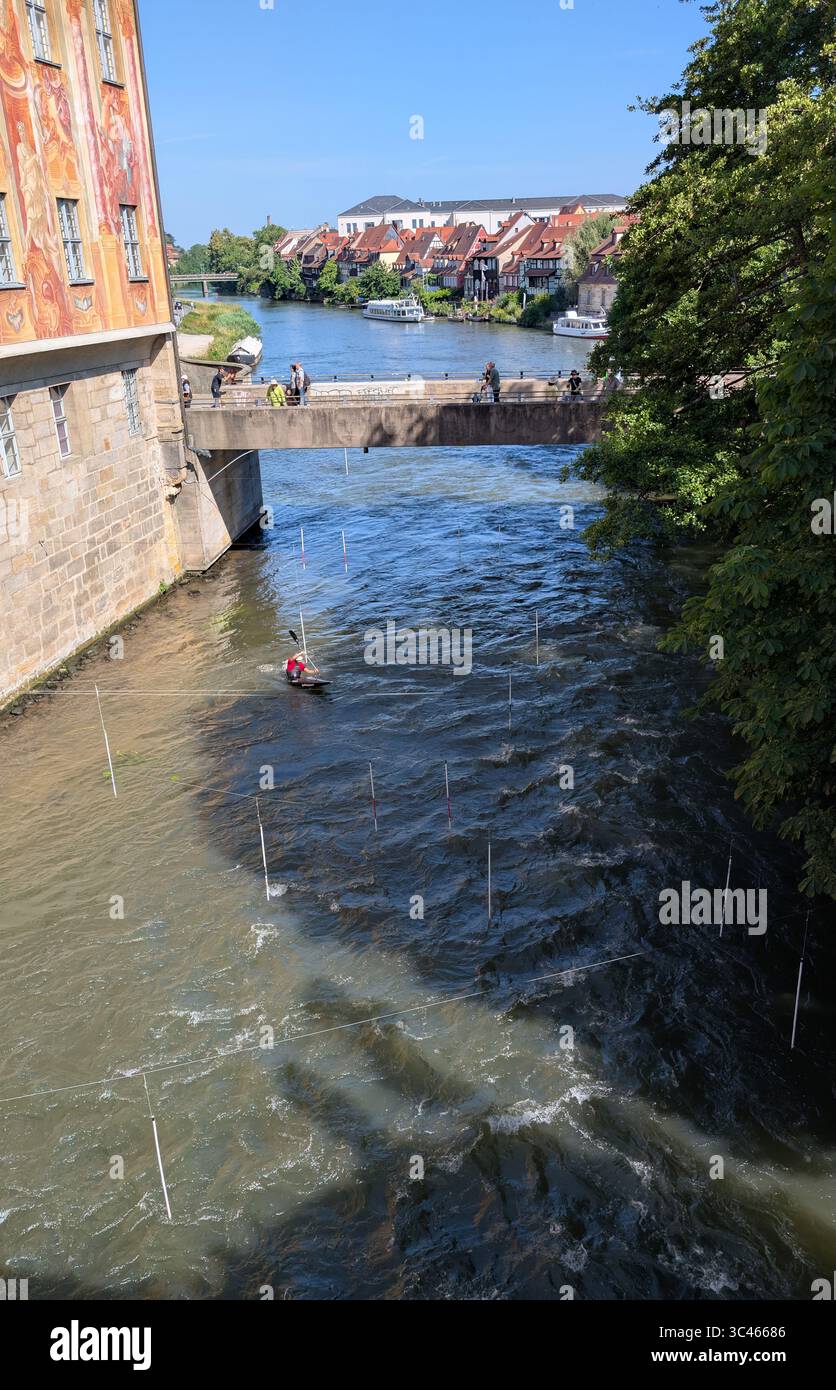 Les bâtiments historiques sont reliés par des ponts sur la rivière Regnitz à Bamberg en Allemagne Banque D'Images