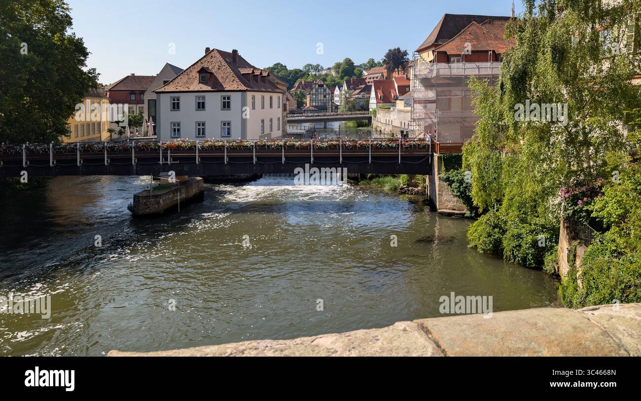 Pont sur la rivière Regnitz à Bamberg Allemagne montre les charmants bâtiments historiques et un autre des ponts en arrière-plan Banque D'Images
