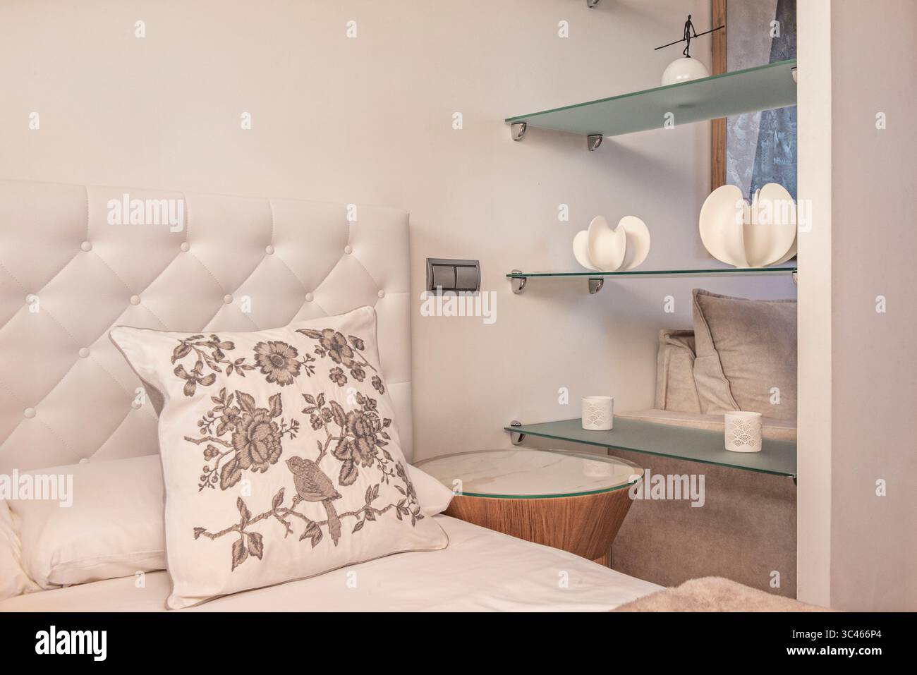 Design contemporain : une chambre avec un lit double, des lignes épurées et une touche d'élégance Banque D'Images