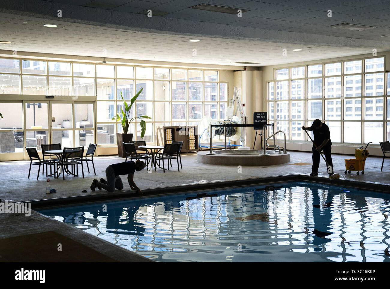 7 juin 2021 : les employés nettoient la piscine de l'hôtel Hilton Chicago le 3 juin 2021. (Crédit image : © TNS via ZUMA Wire) Banque D'Images