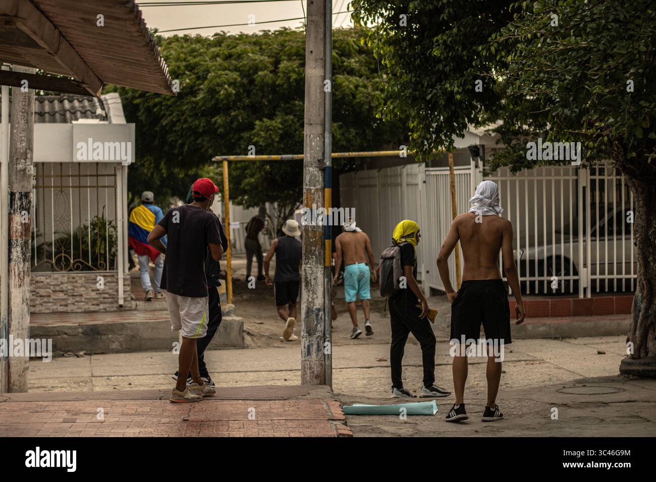 8 juin 2021, Barranquilla, Atlantico, Colombie : les gens jettent des pierres et débordent pendant les affrontements alors que les équipes colombienne et Argentine disputaient un match de qualification pour la Coupe du monde de la FIFA Quatar 2022 au stade Metropolitano Roberto Melendez, les manifestations autour du stade ont dégénéré en affrontements avec la police anti-émeute colombienne (ESMAD) contre les troubles et la brutalité policière, à Barranquilla, en Colombie, le 8 juin 2021. (Crédit image : © Alex Ditta/LongVisual via ZUMA Wire) Banque D'Images