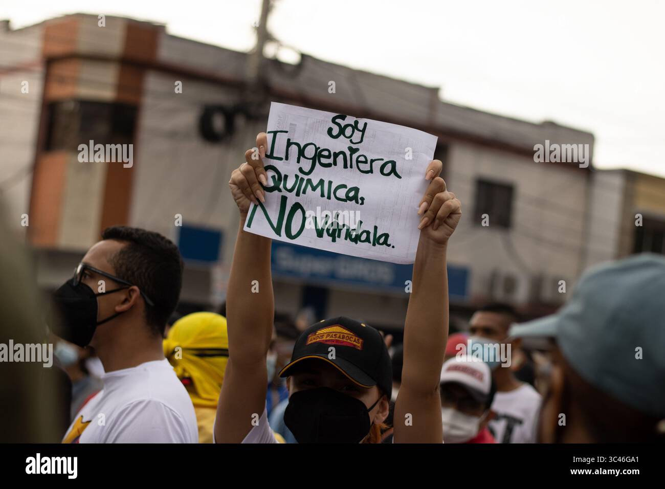 8 juin 2021, Barranquilla, Atlantico, Colombie : un manifestant tient une pancarte qui indique ''je suis chimiste et pas de vandale'' alors que les équipes colombienne et Argentine ont disputé un match de qualification pour la Coupe du monde FIFA Quatar 2022 au stade Metropolitano Roberto Melendez, les manifestations autour du stade ont dégénéré en affrontements avec la police anti-émeute colombienne contre les troubles et la brutalité policière, à Barranquilla, en Colombie, le 8 juin 2021. (Crédit image : © Alex Ditta/LongVisual via ZUMA Wire) Banque D'Images