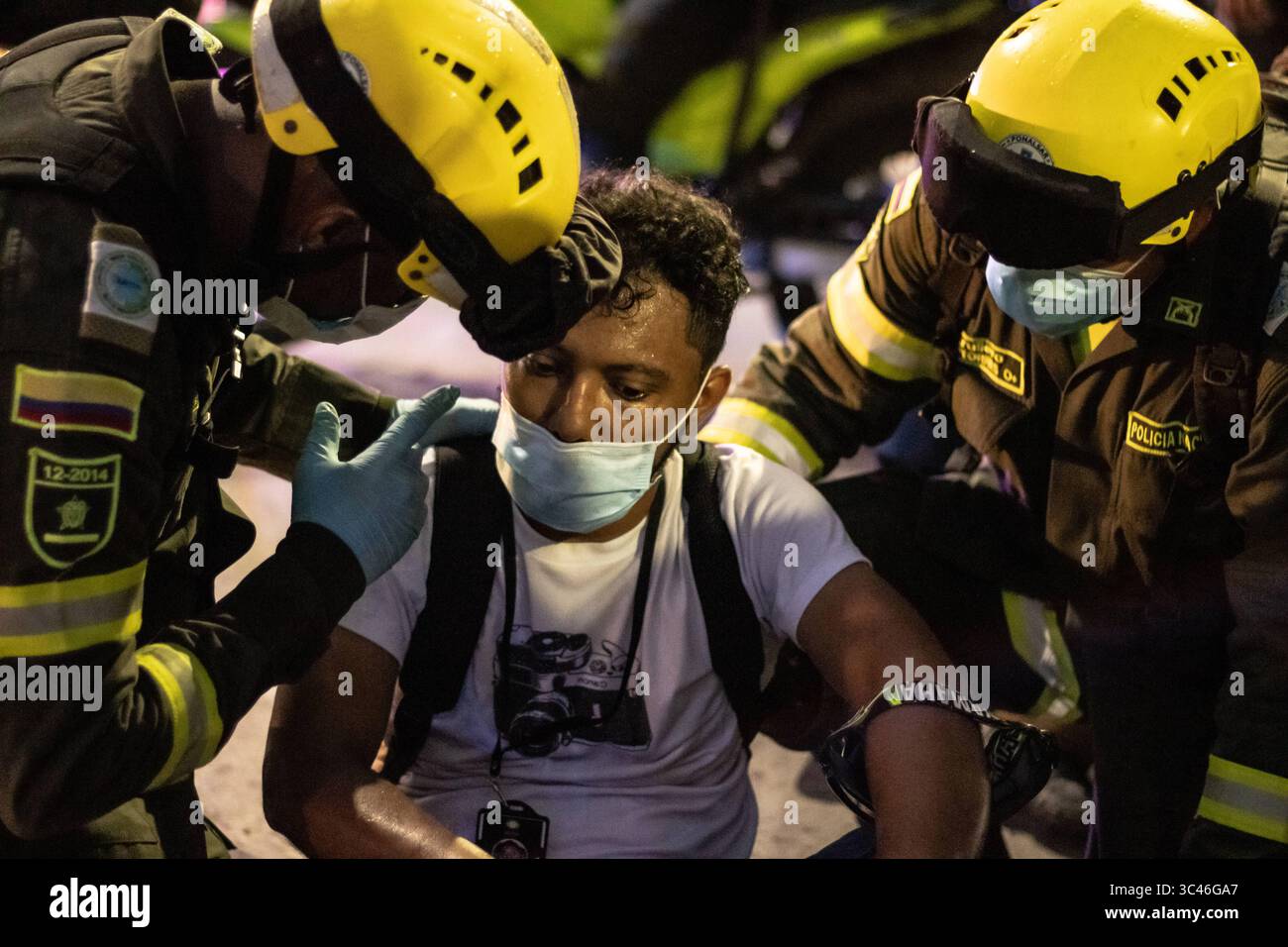 8 juin 2021, Barranquilla, Atlantico, Colombie : un membre de la presse est attaqué par la police de secours après des affrontements alors que les équipes colombienne et Argentine jouaient un match de qualification pour la Coupe du monde de la FIFA Quatar 2022 au stade Metropolitano Roberto Melendez, les manifestations autour du stade ont dégénéré en affrontements avec la police anti-émeute colombienne (ESMAD) contre les troubles et la brutalité policière, à Barranquilla, en Colombie, le 8 juin 2021. (Crédit image : © Alex Ditta/LongVisual via ZUMA Wire) Banque D'Images