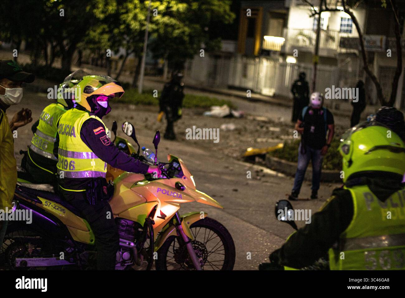 8 juin 2021, Barranquilla, Atlantico, Colombie : les patrouilles de police colombiennes pendant les affrontements alors que les équipes colombienne et Argentine disputaient un match de qualification pour la Coupe du monde de la FIFA Quatar 2022 au stade Metropolitano Roberto Melendez, les manifestations autour du stade ont dégénéré en affrontements avec la police anti-émeute colombienne (ESMAD) contre les troubles et la brutalité policière, à Barranquilla, en Colombie, le 8 juin 2021. (Crédit image : © Alex Ditta/LongVisual via ZUMA Wire) Banque D'Images